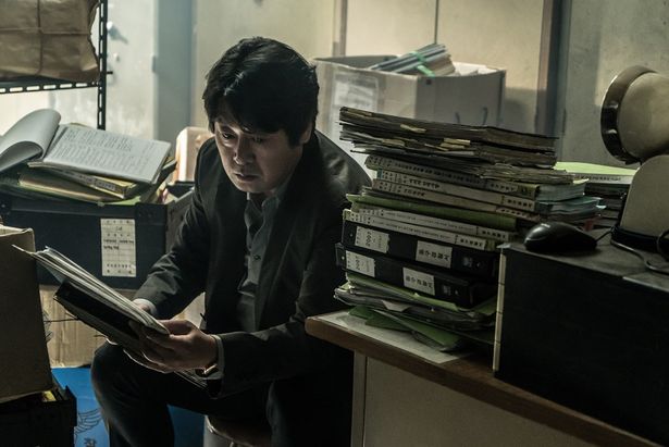 名優キム・ユンソクが事件の闇に迫る刑事を演じている(『暗数殺人』)