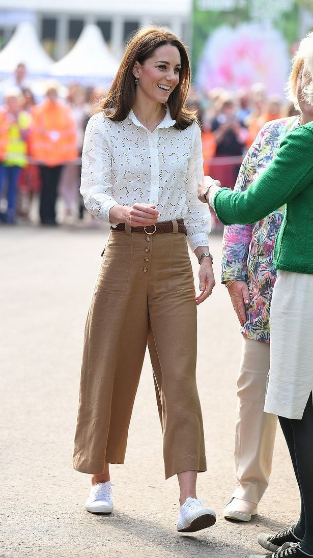 キャサリン妃もそれまで着用しなかった庶民的なパンツスタイルに