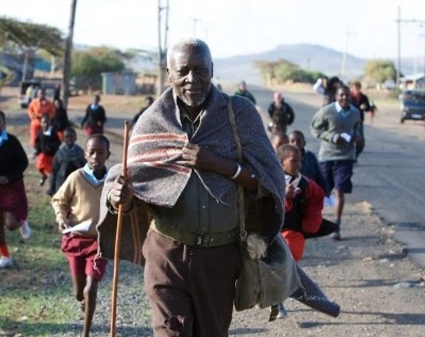 毎日、学校まで数kmの道のりを歩いて通うケニアの小学生たち