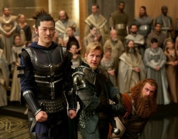 【写真】浅野忠信(左)が演じるのは、主人公ソーをサポートする三銃士の一人ホーガン