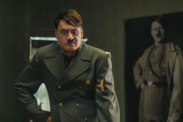 ヒトラーを演じるタイカ監督の演技にも注目！