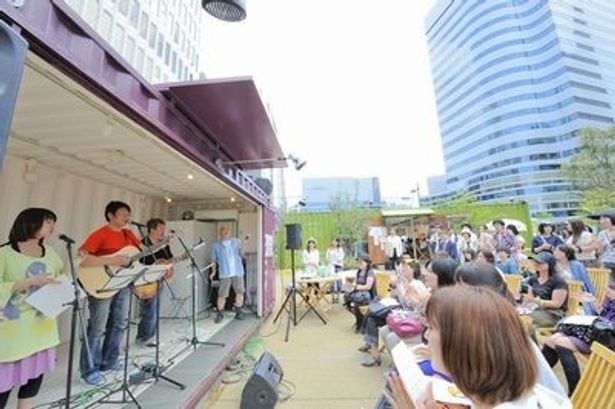 日比谷パティオでコンテナライブを敢行した声援団。人気声優の井上和彦を団長として各種チャリティ活動やボランティア活動を継続中