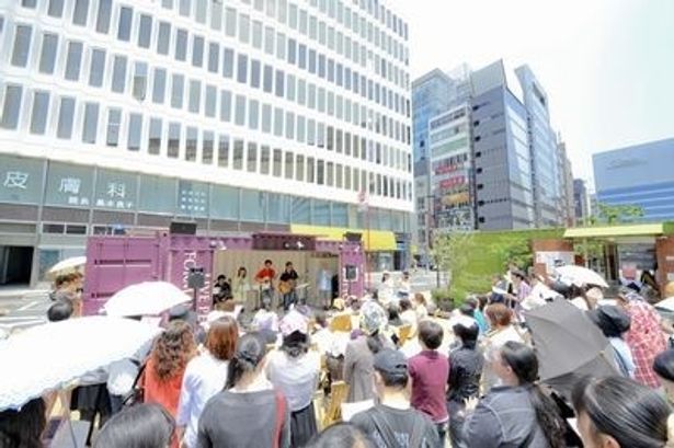 コンテナライブはオフィス街の昼休み時、12時から13時までの1時間で行われた。3日間とも快晴！