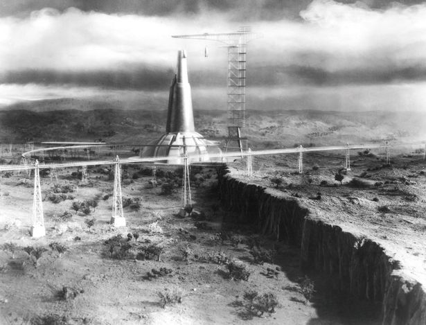 『来るべき世界 』(36) 　SF小説の大家、H・G・ウェルズが自ら脚本を手掛けた1本。2036年の地下都市やそびえ立つ流線型の巨大砲台など、その未来像は今なお斬新