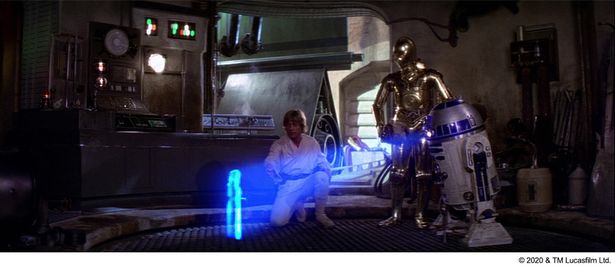 ルークはレイア姫のメッセージを持ったドロイド、R2-D2とC-3POと出会う(『スター・ウォーズ　エピソード4/新たなる希望』)
