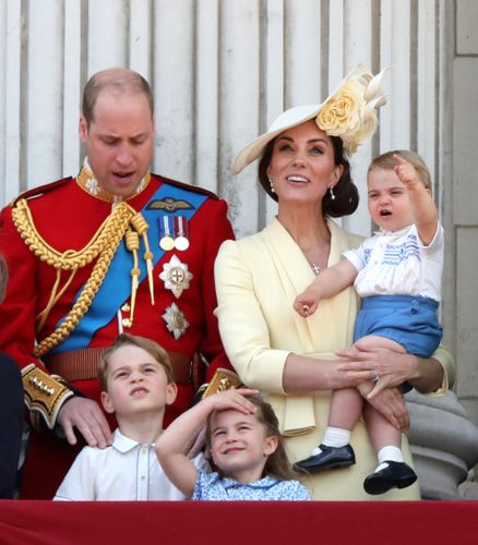 ルイ王子、2歳の誕生日に家族でテレビ出演！懸命に拍手する動画が話題に