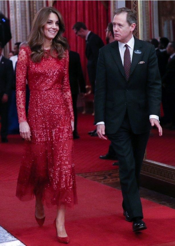 夫妻初の単独レセプションで着用したゴージャスな深紅のドレスも同色だけ大人気に
