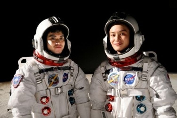 『宇宙兄弟』小栗旬＆岡田将生の写真が最後のスペースシャトルに搭載され、宇宙へ！