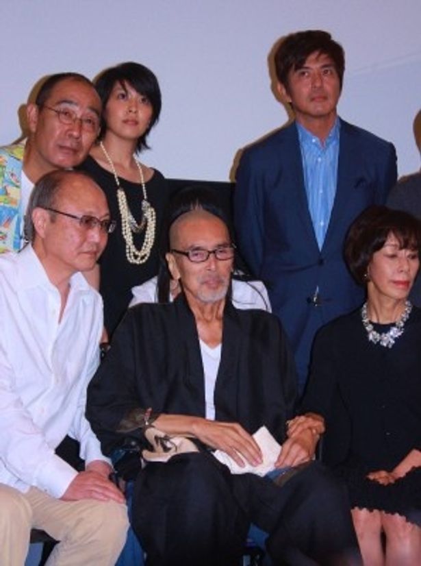 満身創痍の原田芳雄が車椅子で『大鹿村騒動記』の舞台挨拶に登壇