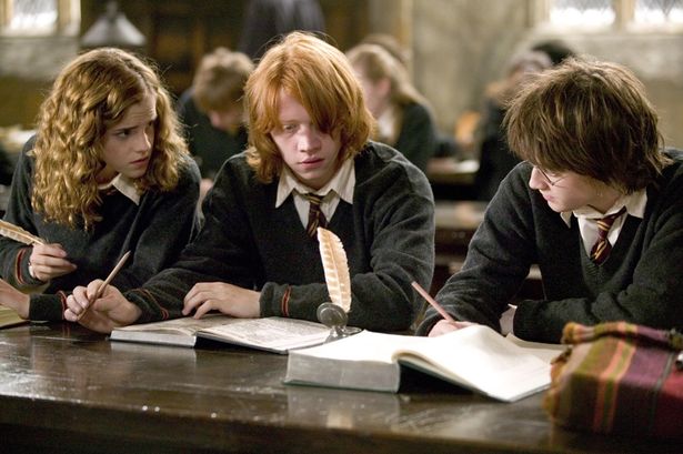 勉強中のハリー、ハーマイオニー、ロン(『ハリー・ポッターと炎のゴブレット』)