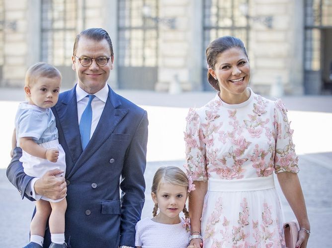 ヴィクトリア皇太子ご一家、医療従事者カラーコーデで新しい家族をお披露目！