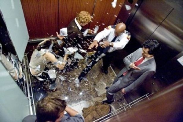 【写真】エレベーターに乗り込んだ5人の中の1人がデビルだという