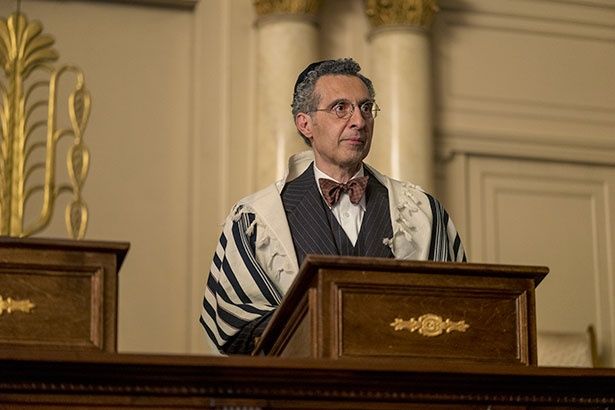 反ユダヤ主義のリンドバーグを支持するユダヤ教聖職者ラビをジョン・タトゥーロが演じる