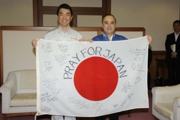 『ハリー・ポッター』スタッフ・キャスト総勢17名がメッセージとサインを書き込んだ応援旗を受け取った宮城県の村井知事