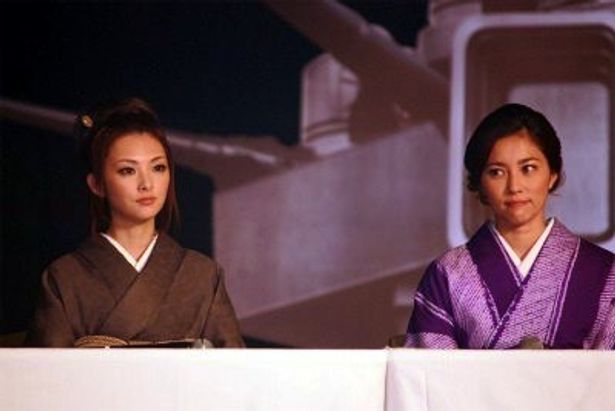 【写真をもっと見る】瀬戸朝香と田中麗奈も清楚な和服で登壇した