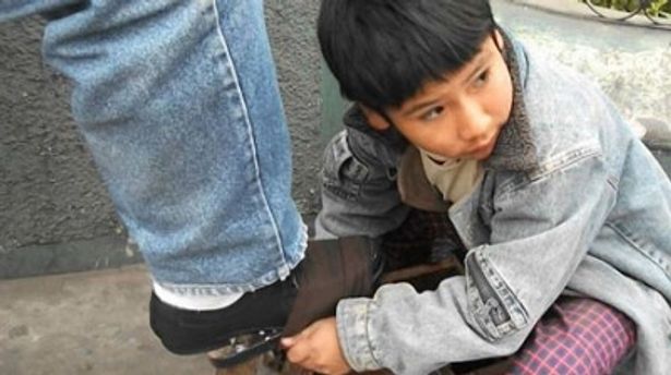 ペルーで靴磨きをする少年から、ロシアの街中でパルクールをする人まで様々だ