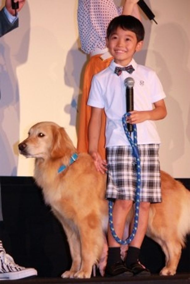 劇中で名演技を見せた犬のロックと触れ合う土師野隆之介