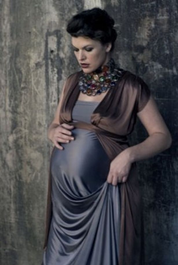 【写真】妊娠8ヶ月のミラ・ジョヴォヴィッチが、本人役の妊婦モデルとして出演