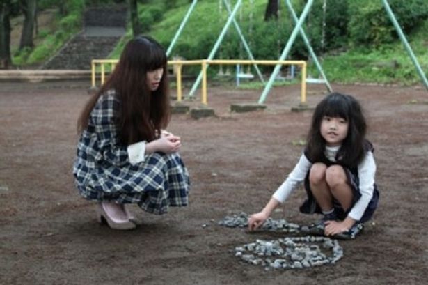 公園で謎の少女と出会う亜子