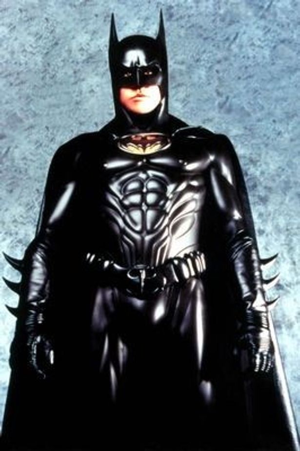 『バットマン フォーエヴァー』(95)では主役のバットマン役を演じていた