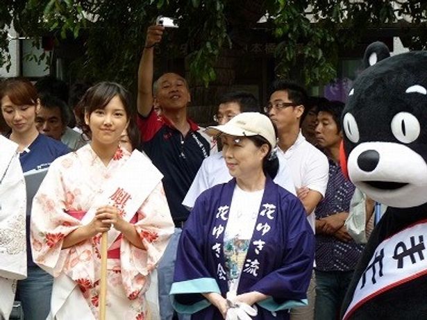 竹富聖花(左)とイベントに駆けつけた熊本のマスコットキャラクター・くまモン