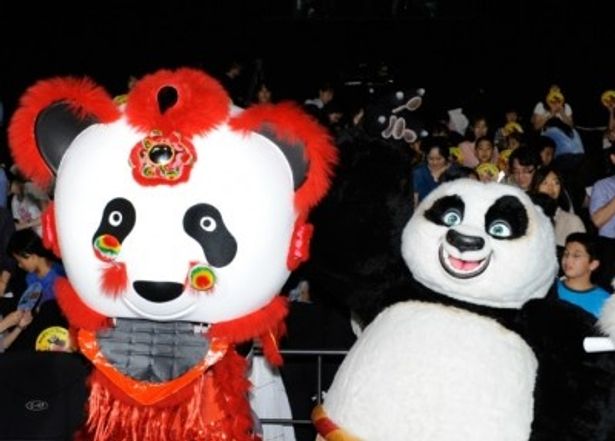 この日のために作られたオリジナルのパンダ獅子舞(左)
