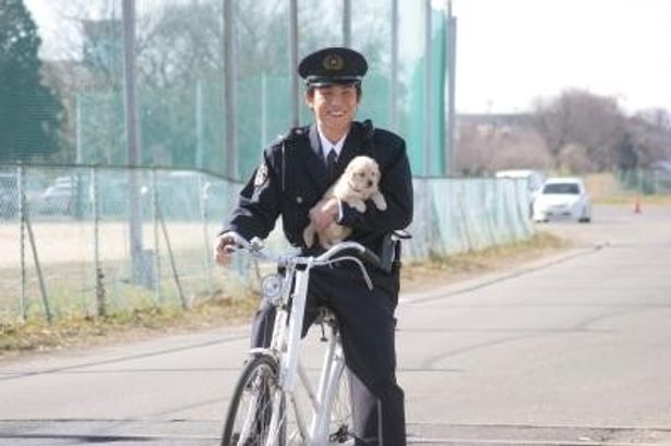 【写真】新米警官を演じる中尾明慶と、可愛い子犬のツーショット