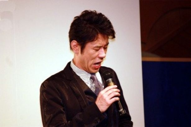 杏平の先輩社員・佐相役に原田泰造。いきなりCMソングを歌い出し、会場は爆笑