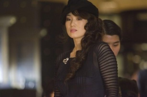 コン・リーは、裏社会のボス、アンソニー・ランティン(チョウ・ユンファ)の妻アンナ役