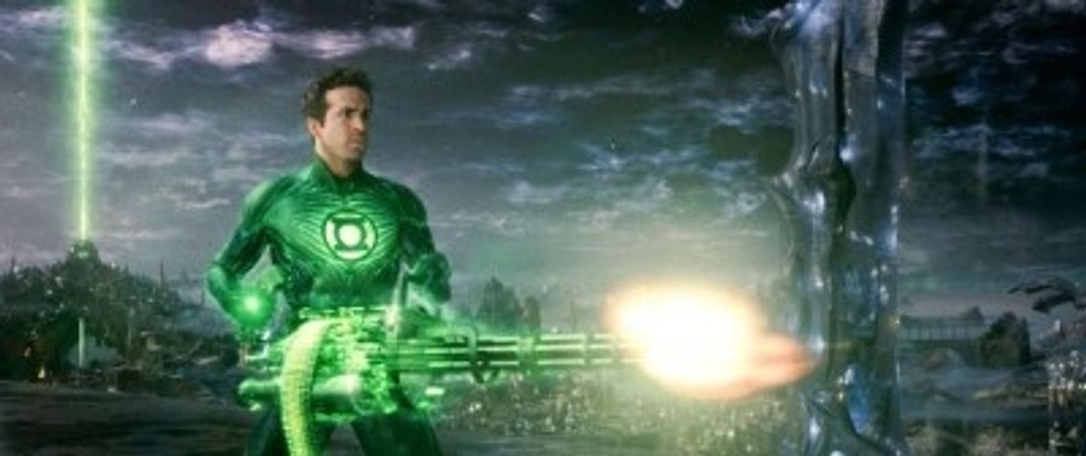 見た目も攻撃方法も型破りなヒーロー登場！『グリーン・ランタン』大迫力バトル映像を公開
