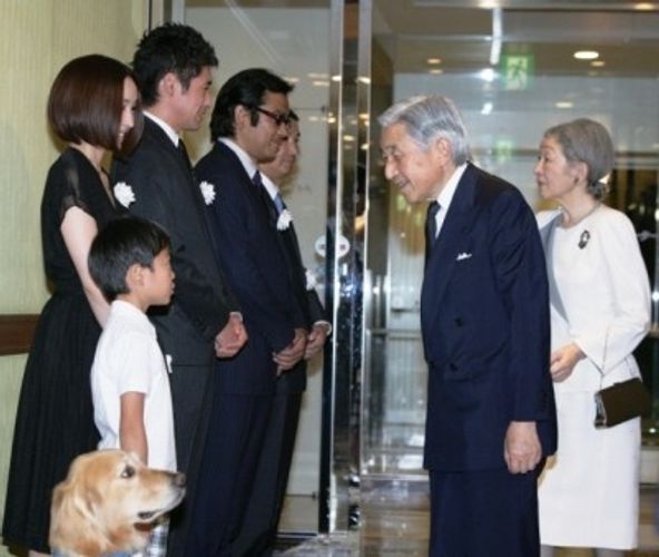 天皇皇后両陛下が『ロック わんこの島』を御高覧。佐藤隆太、麻生久美子らとも歓談