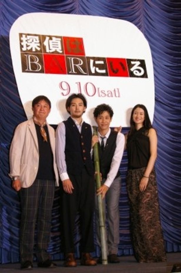 『探偵はBARにいる』の完成披露試写会に登壇した、左から、橋本一監督、松田龍平、大泉洋、小雪