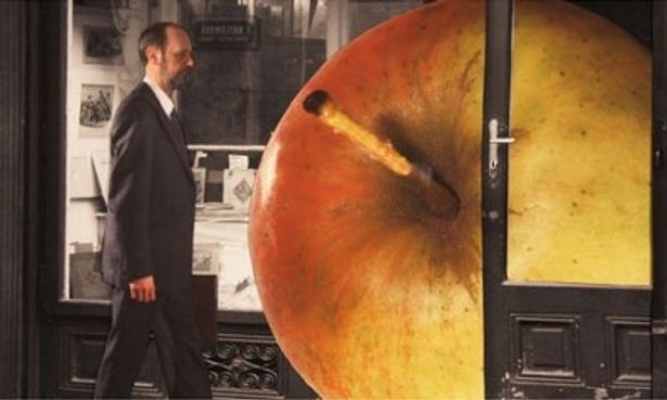 夢を操作する方法を求めて書店に立ち寄るエフジェンは、巨大なリンゴに遭遇！