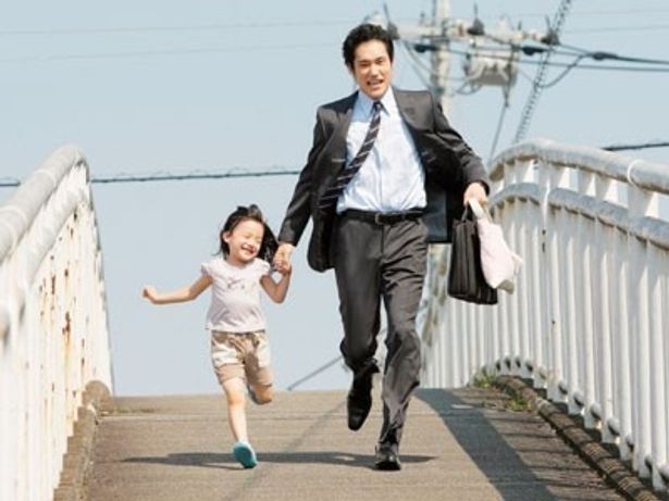 【写真をもっと見る】松山ケンイチと芦田愛菜が凸凹親子役。ふたりが仲良く走るシーンはこちら