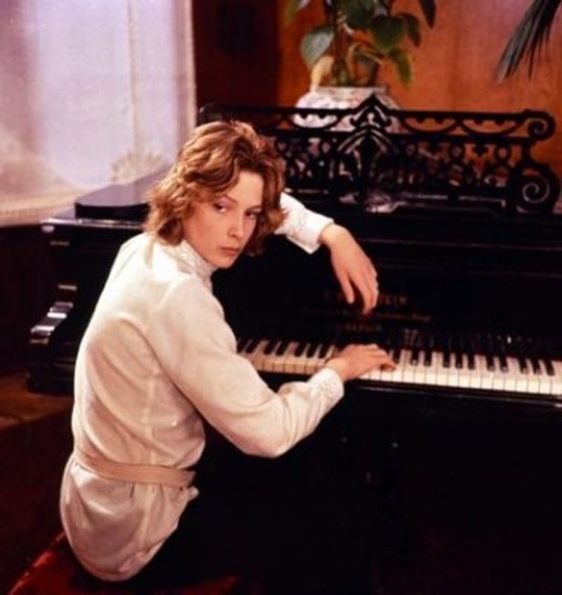 上流階級の美少年にはピアノがよく似合う