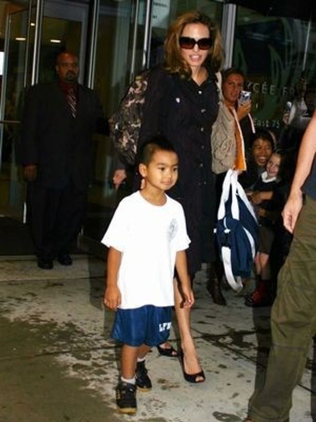 『トゥームレイダー』の撮影で初めて訪れたカンボジアに感銘を受けたアンジーは、その後、カンボジア出身のマドックスを養子に迎えた