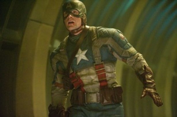 【写真をもっと見る】星条旗デザインのコスチュームを着たキャプテン・アメリカという名の軍のマスコットに仕立てられる