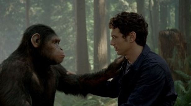 公開されたジェームズ・フランコ演じるウィルとシーザーの2ショット写真。チンパンジーの父親的存在になっていく