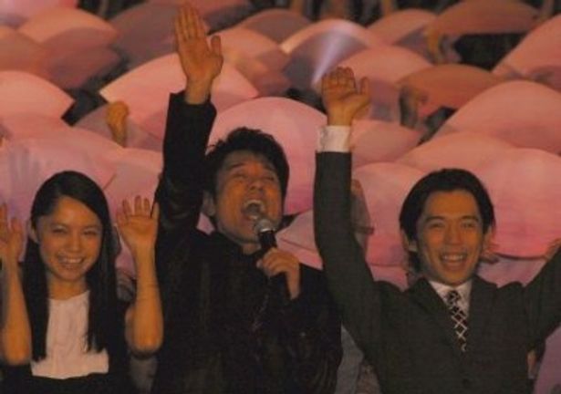 【写真をもっと見る】映画の門出を祝い、万歳をする、左から、宮崎あおい、原田泰造、岡田義徳