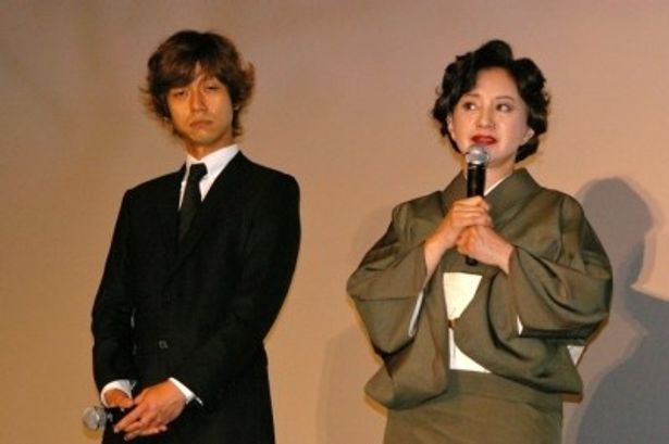 『神様のカルテ』初日舞台挨拶に登壇した、深川栄洋監督と加賀まりこ