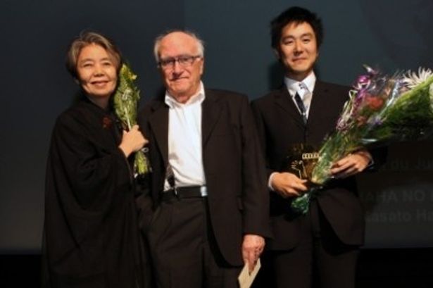 授賞式で、左から、樹木希林、審査委員長、原田遊人