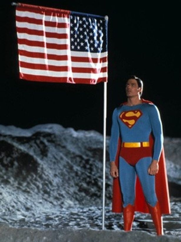 クリストファー・リーヴが演じた初代の『スーパーマン』(79)。全身青タイツに赤いマントと赤パンツのお決まりのスタイルだ