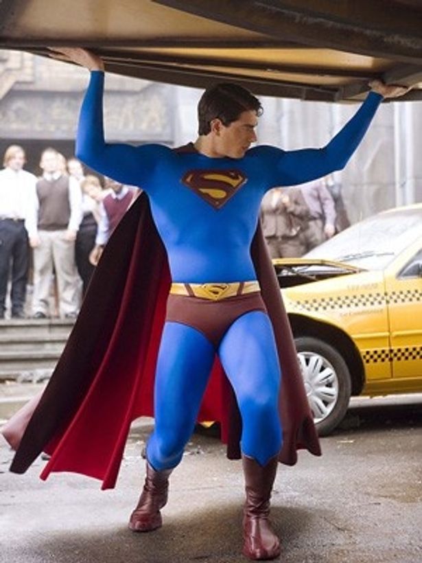 ブランドン・ラウス主演の『スーパーマン リターンズ』(06)では衣装の質感が変わってよりマッチョになっている