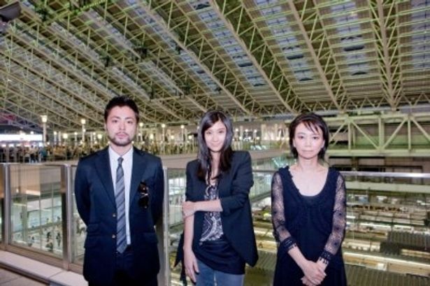 大阪ステーションシティでプレミアイベントを行った、左から、山田孝之、篠原涼子、佐藤嗣麻子監督