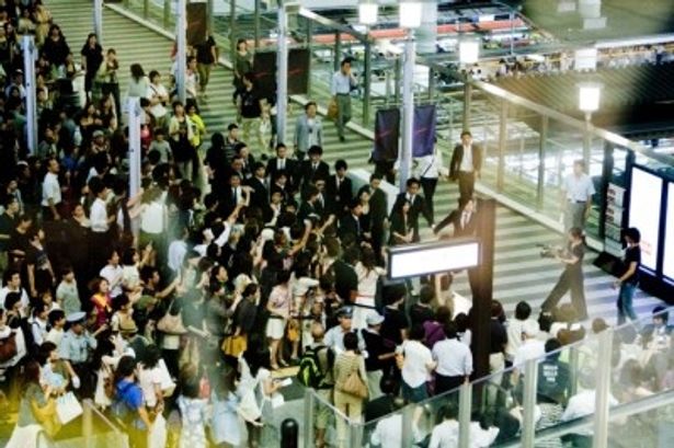 【写真をもっと見る】JR大阪駅に突如現れた篠原らに2000人が押し寄せ、現場は一時パニック状態に