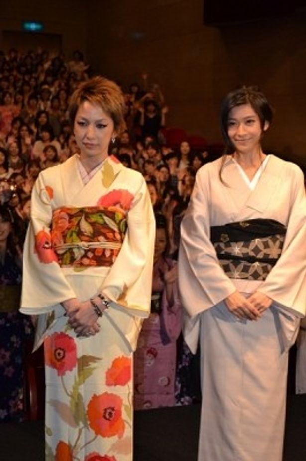 篠原涼子と中島美嘉が駆けつけ、大爆笑の「ぶっちゃけ女子会」が開催された