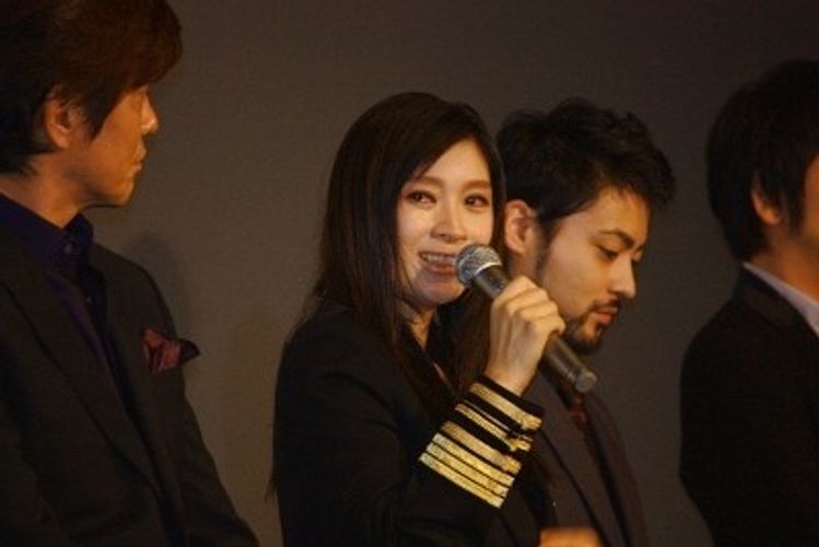 篠原涼子、初日舞台挨拶でアンフェアなサプライズに大粒の涙！