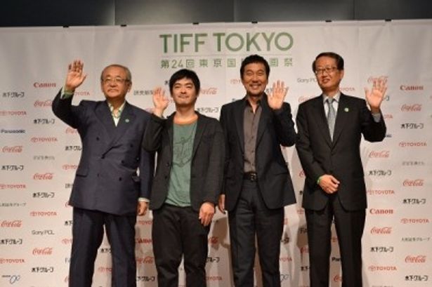 舞台挨拶に登壇した、左より、依田巽氏、沖田修一監督、役所広司、高井英幸氏