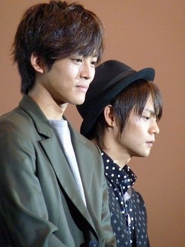 松坂桃李(左)と窪田正孝