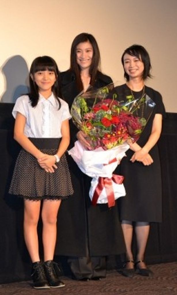 映画の大ヒットを記念し、篠原涼子たちが感謝の気持ちを込めた舞台挨拶を実施
